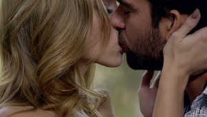 słodka blondi w szkockiej spódniczce