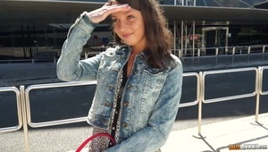 z dużym brzuchem i pełnymi sterczącymi piersiami wygląda bardzo seksi