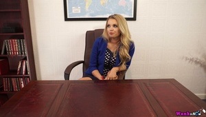 zabawia się z nią w pustym jacuzzi