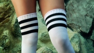 sydney całuje się z koleżanką w toalecie