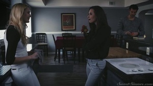 publiczne ruchanie laseczki w restauracji