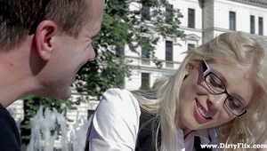 dwie blondynki zabawiają się przed facetem