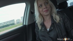 naturalna dziewczyna fajnie obciaga pałę