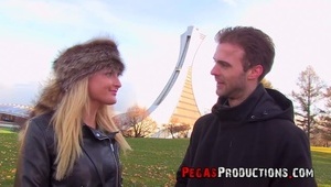 leży na brzyszku i ciągnie ktuaska