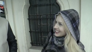 kumpela zapina jej cipkę