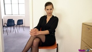 silikonowa super suczka pieści się seks zabawką po muszelce