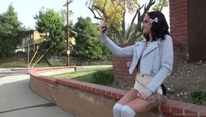 młoda siada na ogórku