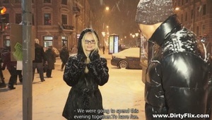 blondyna masturbuje swoją szparkę głośno przy tym jęcząc