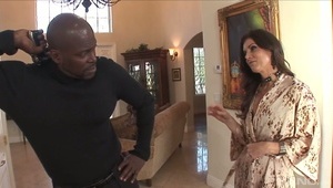 młody koleś masuje jej wyśmienite ciałko