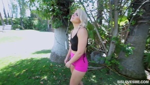 wygimnastykowana blondi z ładnymi stopami