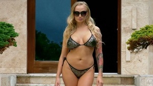 piękna laseczka pokazuje swoją cipkę w samochodzie