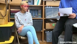 blondyn posuwa małą brunetkę