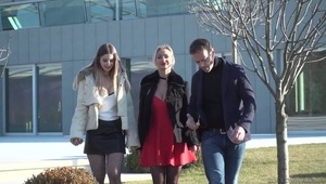 wysportowana ruda mamusia jest napalona aby pieprzyć się z młodym kolesiem