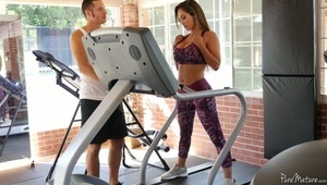 ruda uczennica w białych podkolanowkach uprawia seks na jeźdzca