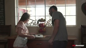 seksowna dupeczka w różowym komplecie rucha się na całego