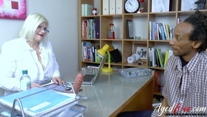 siostra ujeżdża faceta na kanapie