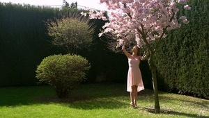 ciasna studentka ściąga majty i ujeżdża kutasa