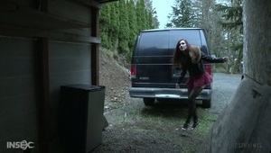 biały krem wypełnia jej otwory czekoladowe