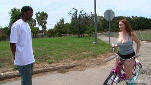 mackenzee pierce dzieli cipkę na dwa kutasy