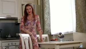 perfekcyjnie obrabia mu kutasa ręką