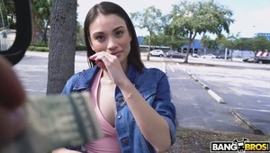 dymaja się na hotelowym łóżeczku