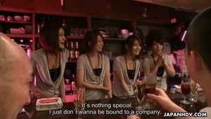 brunetka masturbuje się małą zabaweczką