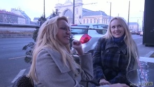 victoria rozkłada nogi przed murzynkiem