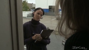 duży brunet masuje naturalną piękność