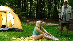 naga suczka w kabriolecie