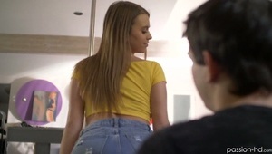 okularnica ociera się dupcią o jego sprzęt