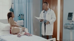 młoda z niezłym biustem ma chrapkę na członka