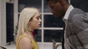 mały koleś rucha sporą laseczkę