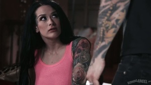 gorąca panienka wije się przed kamerą