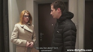 laska w białych pończochach lubi się masturbować