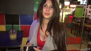 seksik na żółtej kanapie