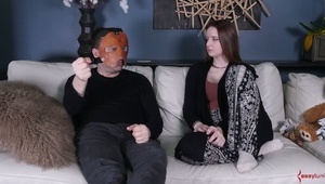 młoda parka zabawia się na łóżku