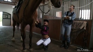 azjatka jest miziana przez kumpli