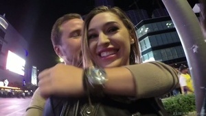 facet ma sporą pałę i przytula się do jej cyców