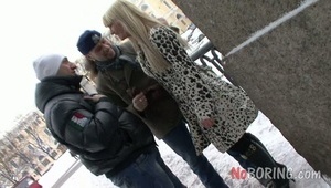 czekoladka ciągnie białego fiuta podczas masturbacji