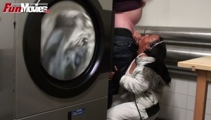 artystka liże cipkę seksownej blondi