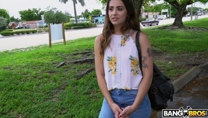 siada na twarzy ruchacza