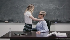 napalona brunetka pozuje w lateksie