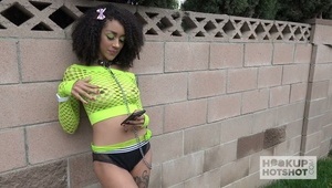 laska w kitkach klęczy przed penisem