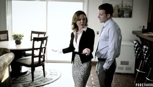 mamusia pozuje na kanapie