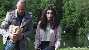 laski tańczą przed grubym typkiem