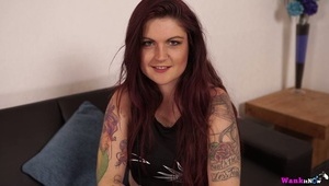 wciska stópkę w jej mokrą cipkę