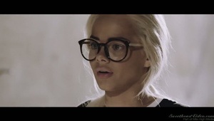 ociera się o pulchną koleżankę