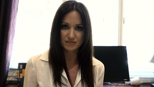 orientalna pani ujeżdża fiutka na kanapie