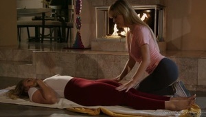 czarnowłosa panienka w pończochach