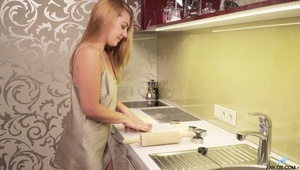 wygina ciało śmiało